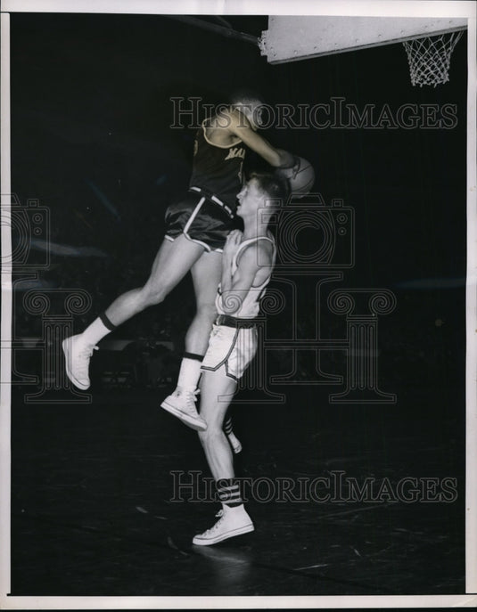 1958 Press Photo Marquettes Jim McCoy goes for rebound over Frank Hogan- Historic Images