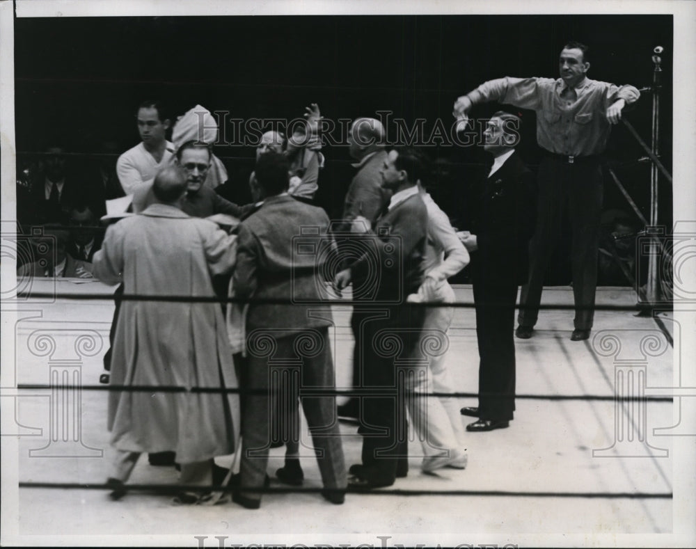 1934 Press Photo Jimmy McLarnin welter weight chamo vs Barney Ross in NYC- Historic Images