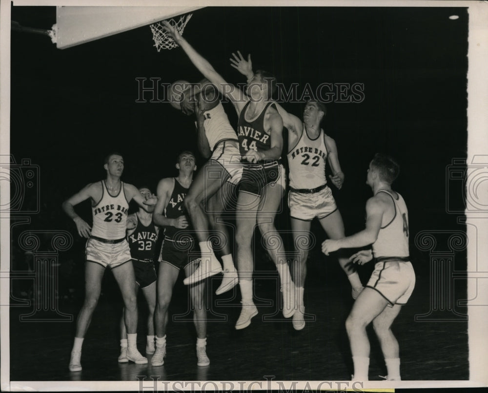 1959 Press Photo Chicago, Notre Dame Tom Haekins vs Xavier's Ron Nicolai - Historic Images