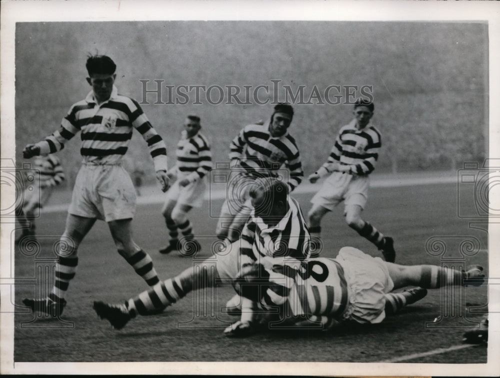 1951 Press Photo London HA Atkinson of Barrow vs K Gee of Wigan rugby- Historic Images