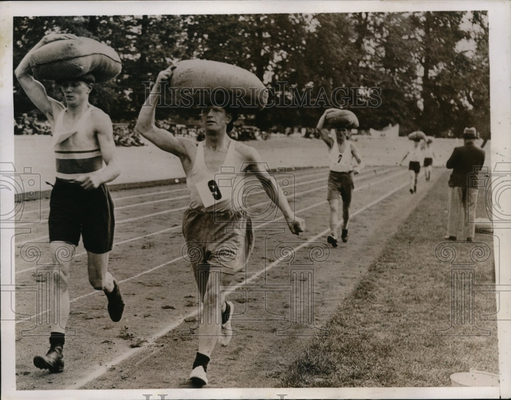 1935 Press Photo Competitors in One Mile One Hundred Weight carrying race - Historic Images