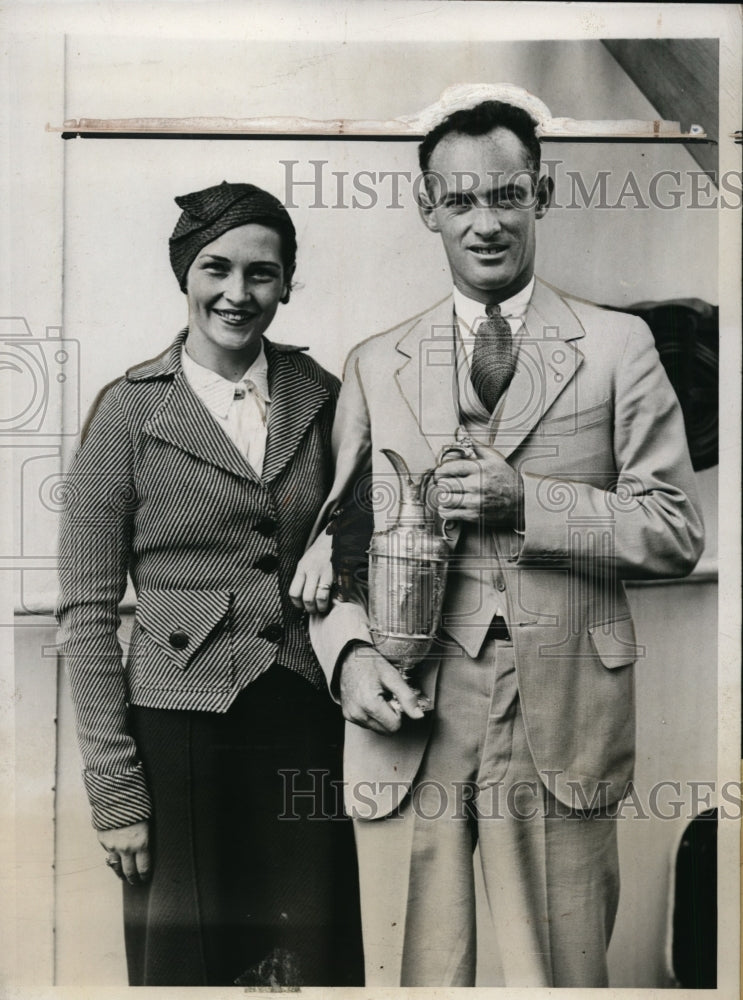 1933 Press Photo Denny Shute & wife after British Open win - nes33526 - Historic Images