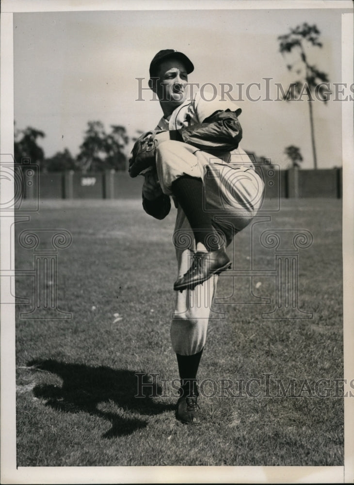 1940 Press Photo Lakeland Fla John Tate rookie pitcher at Tiger spring training - Historic Images