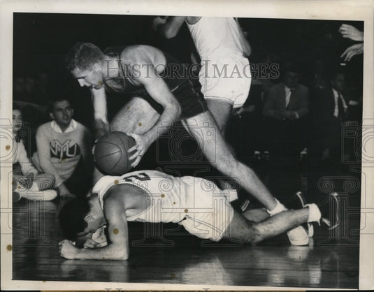1954 Press Photo Dom Debonis of NYU falls after Phil Powell takes ball away - Historic Images
