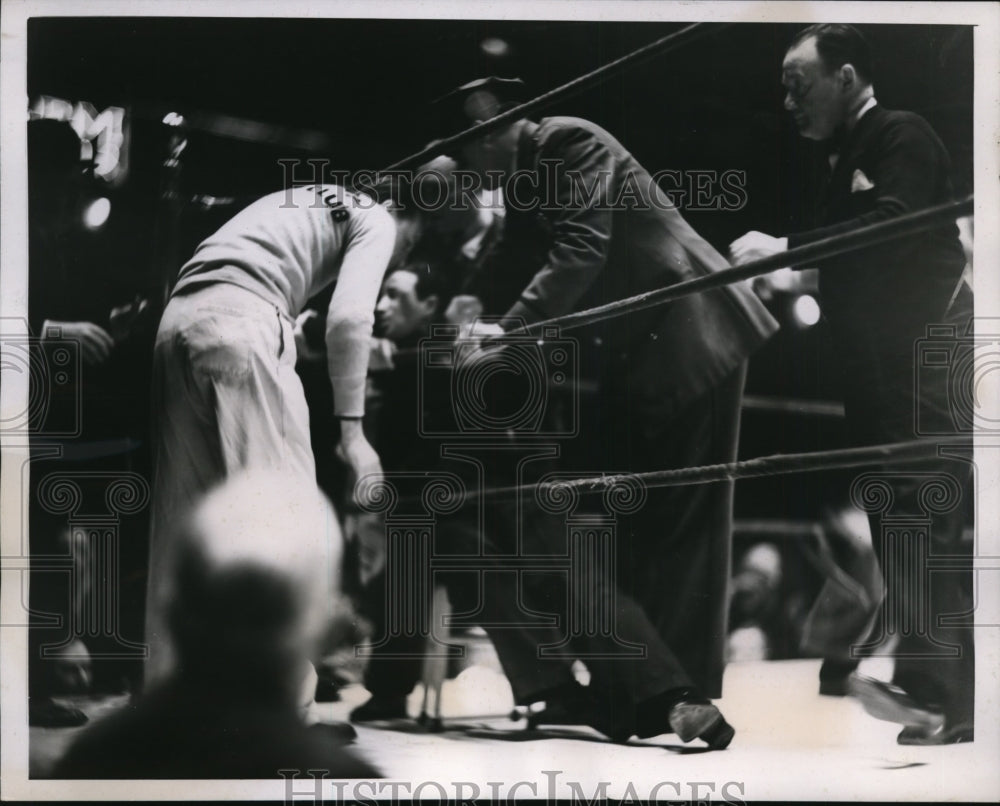 1938 Press Photo Gunnar Barlunds manager Al Remo breaks ankle celebrating win- Historic Images