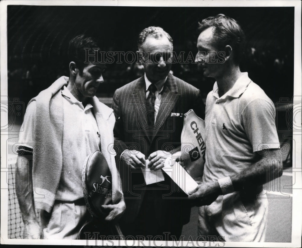 1970 Press Photo Rod Laver holds check he received for Tennis Champions Final - Historic Images