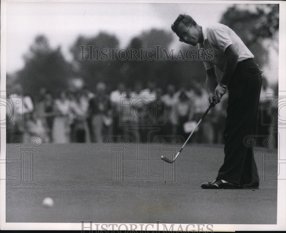 1954 Press Photo Earl Stewart putts on 16th green at Tam O Shanter in Niles IL - Historic Images