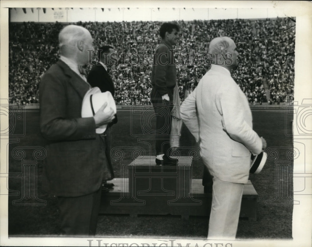 1932 Press Photo Juan Zabala of Argentina cries during Olympic medal ceremony - Historic Images