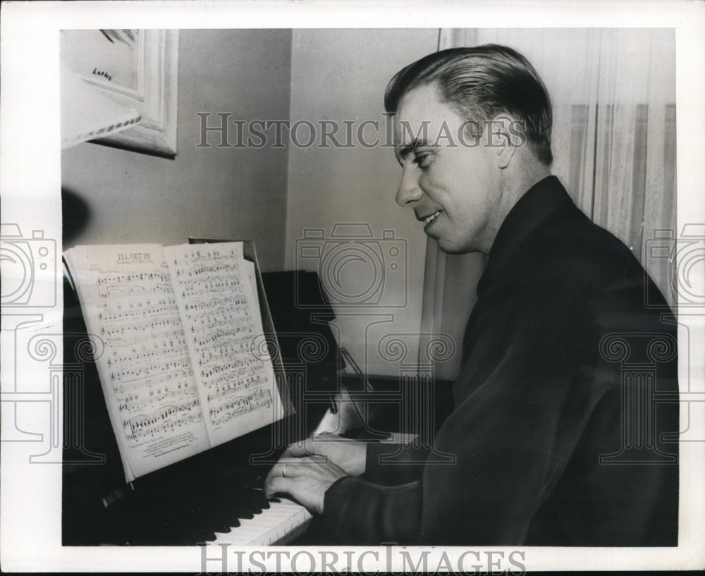 1949 Press Photo Louisville Ky Pee Wee Reese of Dodgers playing piano- Historic Images