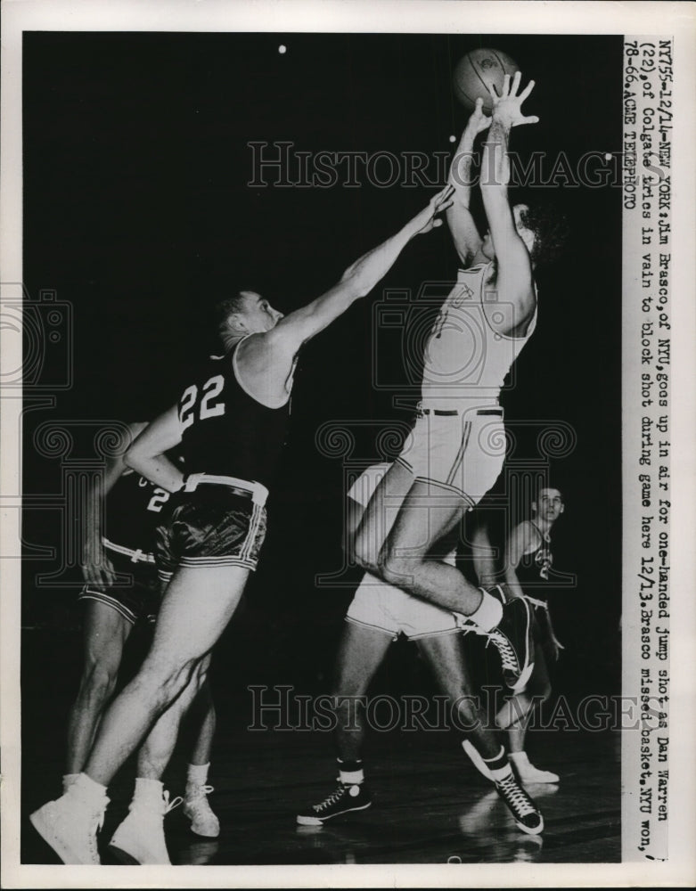 1951 Press Photo NYU&#39;s Jim Brasco vs Colgate&#39;s Dan Warren at NYC basketball - Historic Images