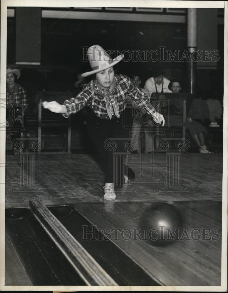 1936 Press Photo Cleo Cordellier at International Bowling tourney in Omaha Neb- Historic Images