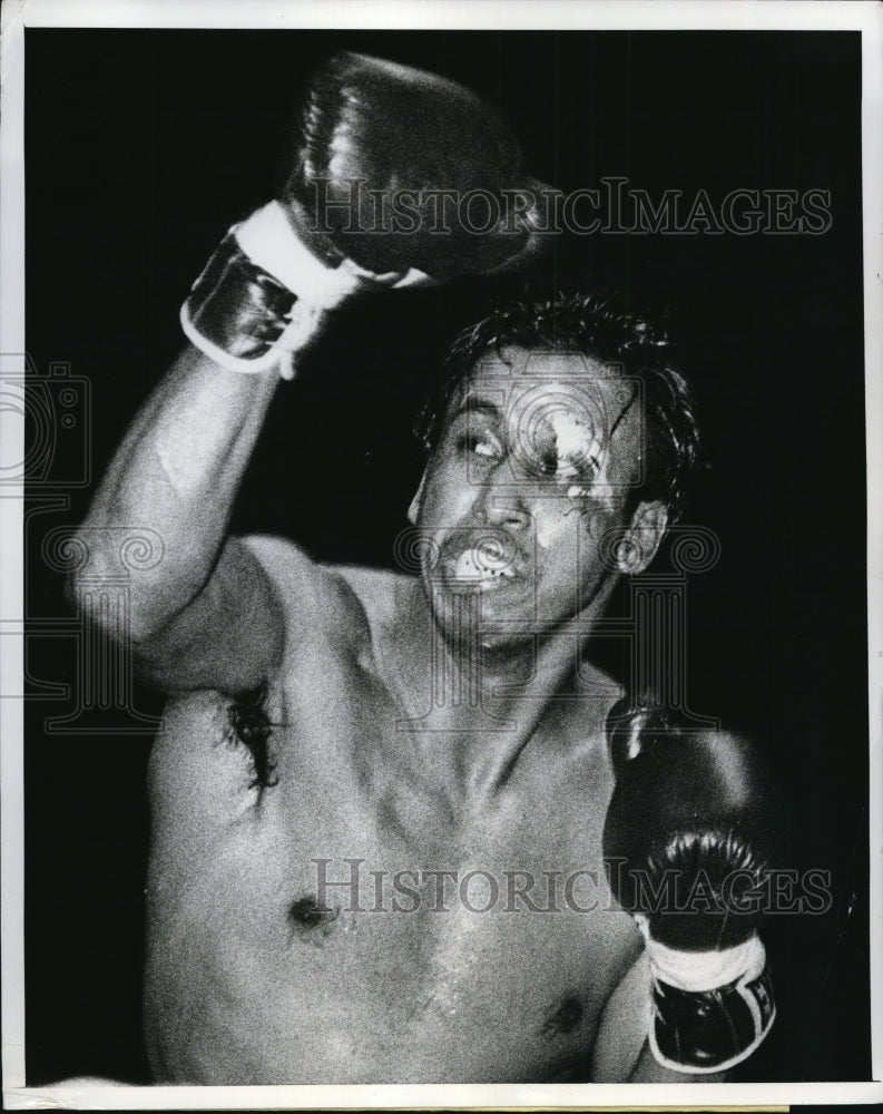 1968 Press Photo Mexico's Manuel Ramos battered by Canadian George Chuvalo - Historic Images