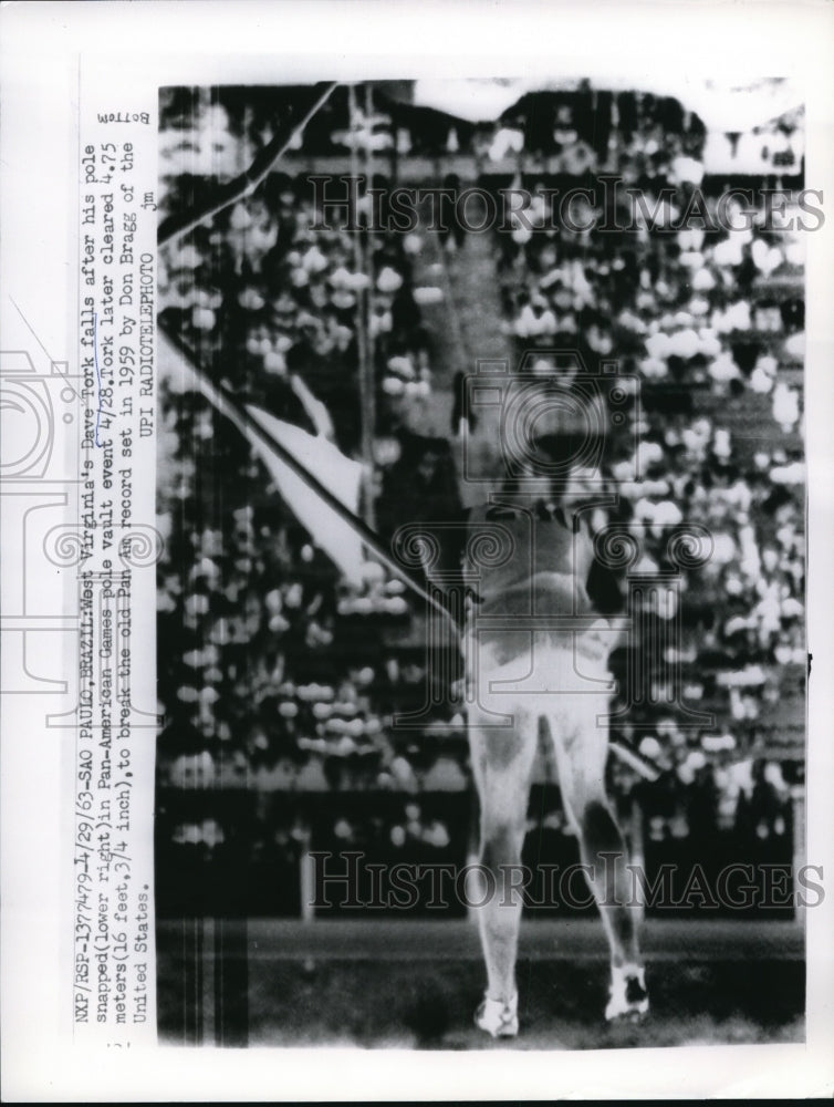 1963 Press Photo W Va Dave Tork pole snaps in pole vault at Pan Am Games Brazil - Historic Images