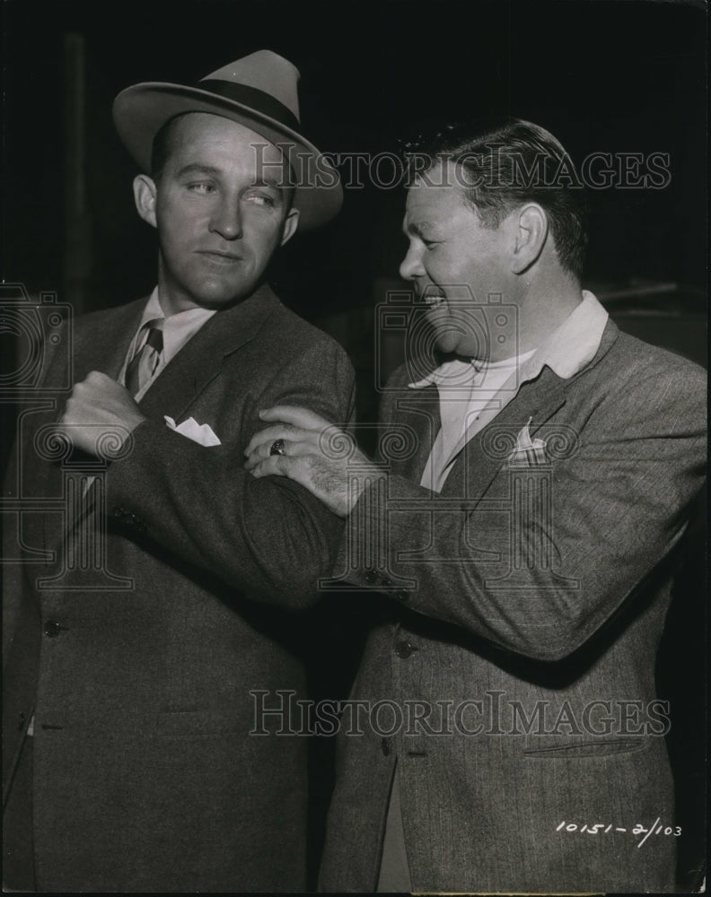 1948 Press Photo Former champ Mickey Walker &amp; Bing Crosby in Top O&#39; The Morning - Historic Images