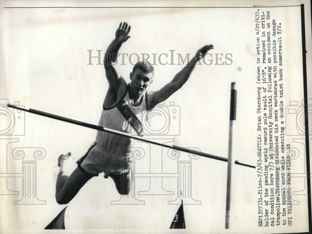 1963 Press Photo Brian Sternberg in record pole vault 16&#39;8&quot; at Seattle Wash. - Historic Images