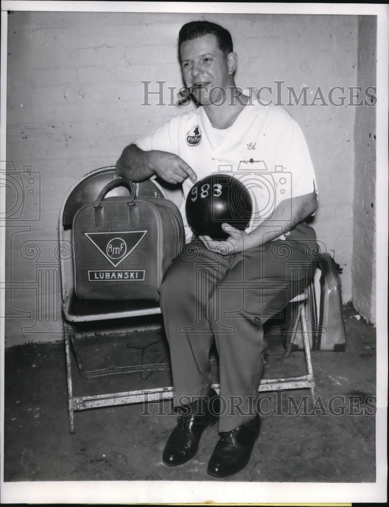 1958 Press Photo Chicago Ed Lubanski post 983 series of 3 game bowling at Match - Historic Images