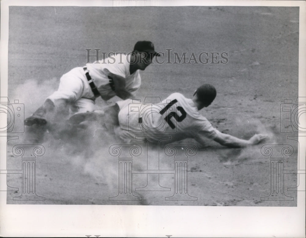 1956 Press Photo Indians Bobby Avila tags Yankee Gil McDougald out at 3rd - Historic Images