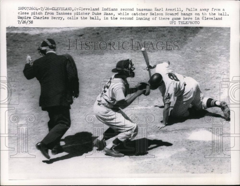 1958 Press Photo Indians Earl Acerill at bat & Yankee catcher Nelson Howard - Historic Images