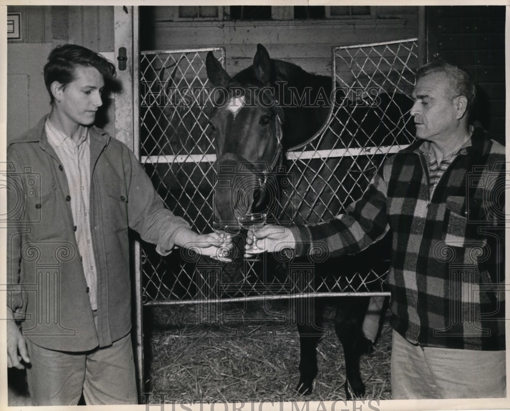 1962 Press Photo Groom George Cridonm Jasper Rosmini &amp; horse Bold Commander - Historic Images