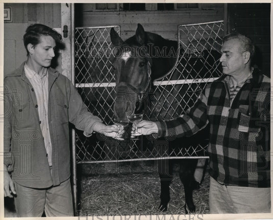 1962 Press Photo Groom George Cridonm Jasper Rosmini & horse Bold Commander - Historic Images