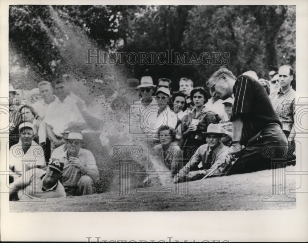 1959 Press Photo Earl Stewart Jr in sand at Dallas Open golf at Oak Cliff course- Historic Images