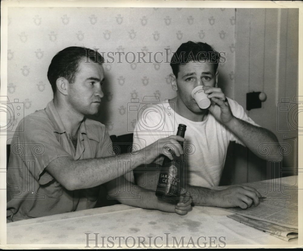 1939 Press Photo Bob Pastor and trainer Freddy Brown at training camp - Historic Images