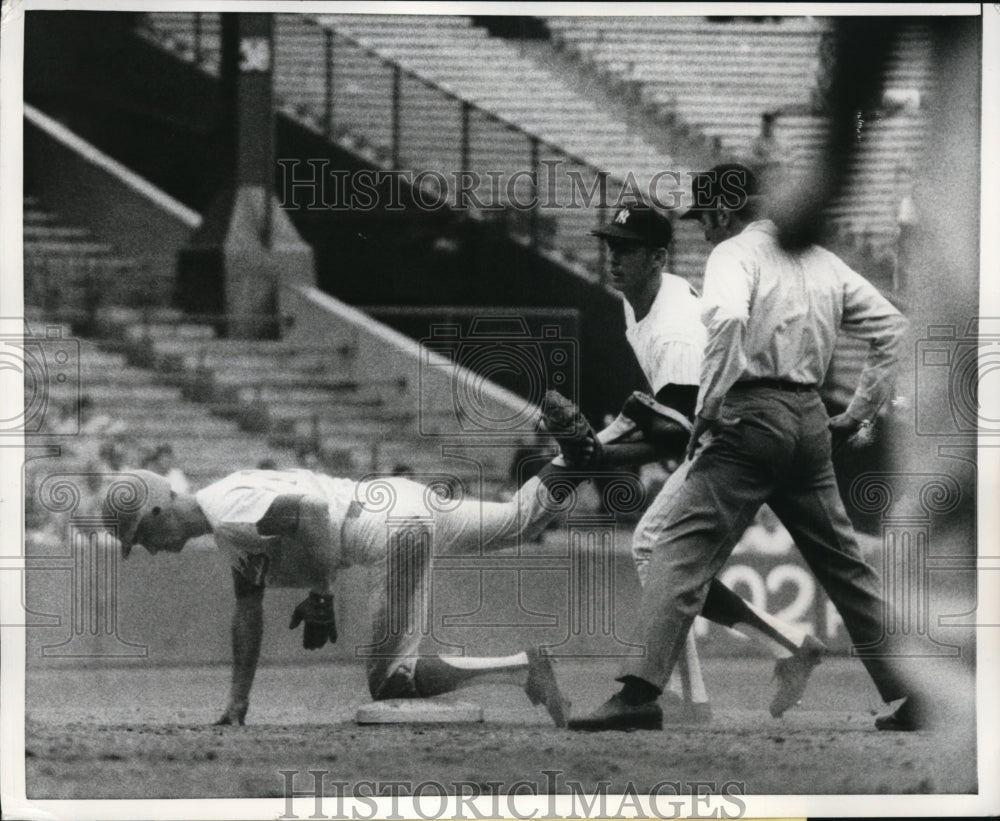 1970 Press Photo Yankee Gene Michael &amp; Senators Ed Brinkman at NYC game- Historic Images