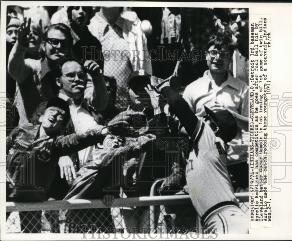 1974 Press Photo Tiger Aurelio Rodriguez graps foul ball from Indians - Historic Images