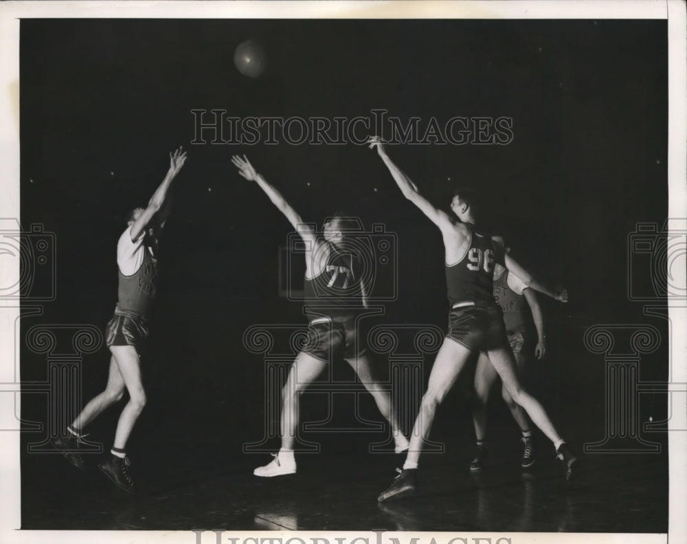 1942 Press Photo Roger Hicks, Don Ray of Ky vs Buck Sydnor of W Va - nes35648- Historic Images