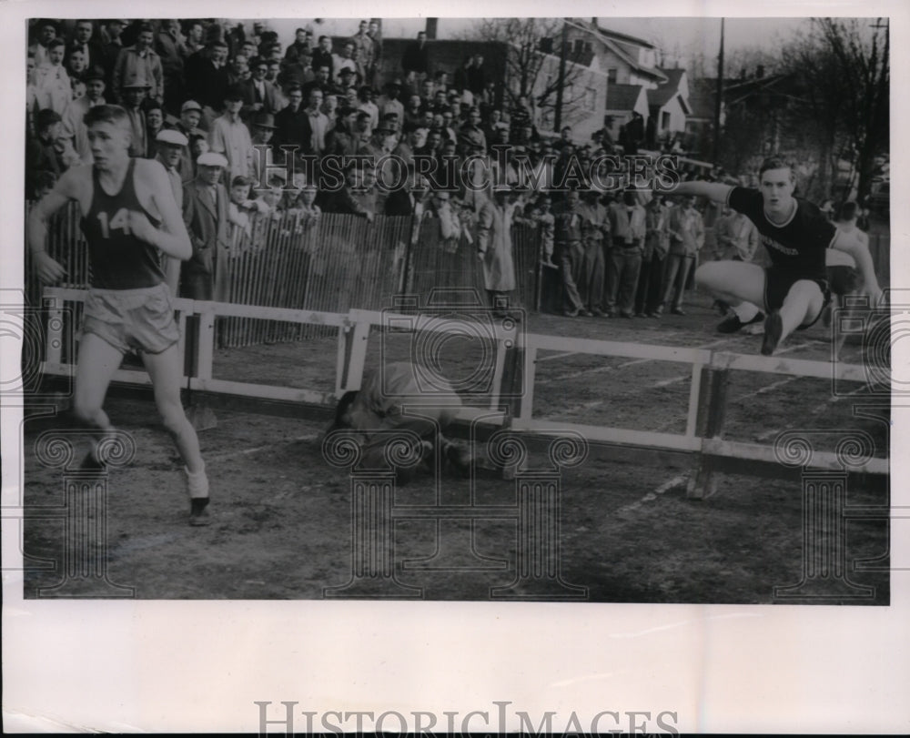 1954 Press Photo Paul Kindinger run down by hurdlers at Mansfield Relays Mansfie - Historic Images