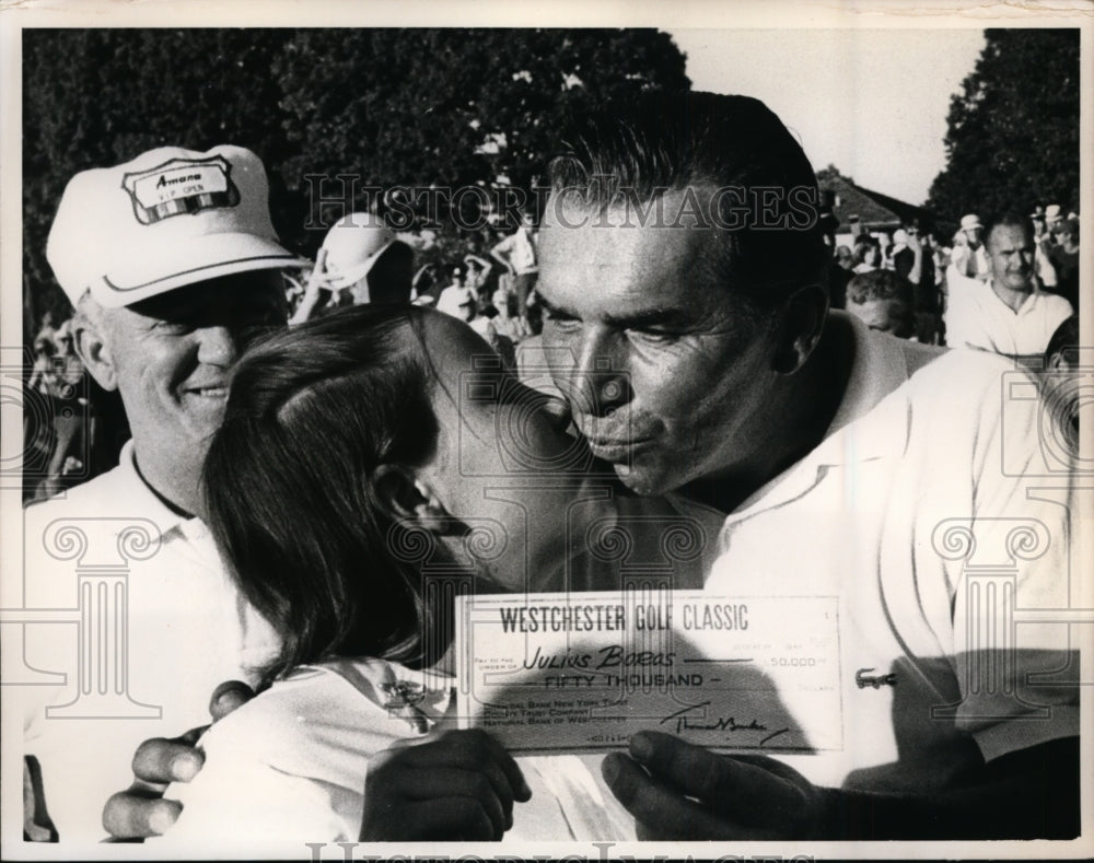 1968 Press Photo Julius Boros &amp; daughter he won Westchester Golf Classic NY- Historic Images