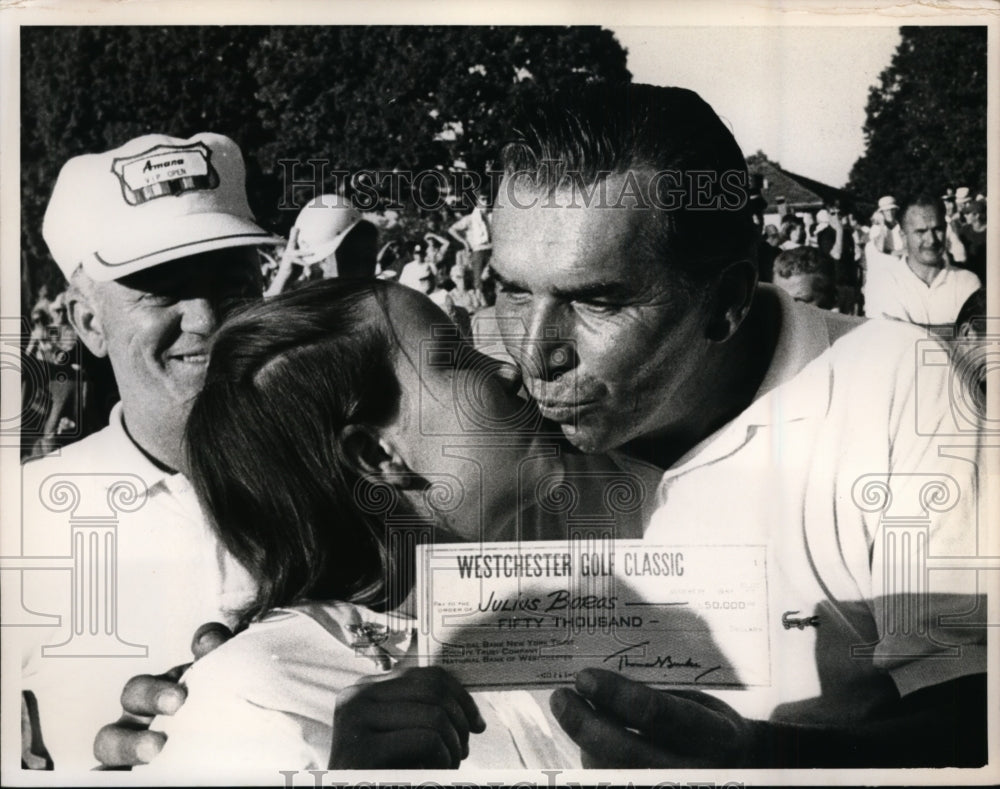 1968 Press Photo Julius Boros & daughter he won Westchester Golf Classic NY- Historic Images