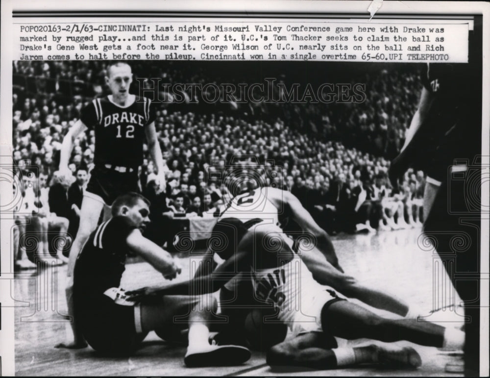 1963 Press Photo UCs Tom Thacker vs Drakes Gene West , George Wilson of UC- Historic Images