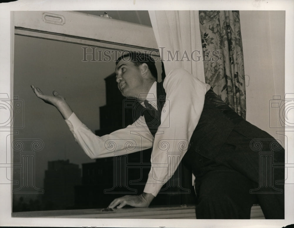 1939 Press Photo Lew Riggs infielder of Cinncinati Reds in NYC for a game - Historic Images