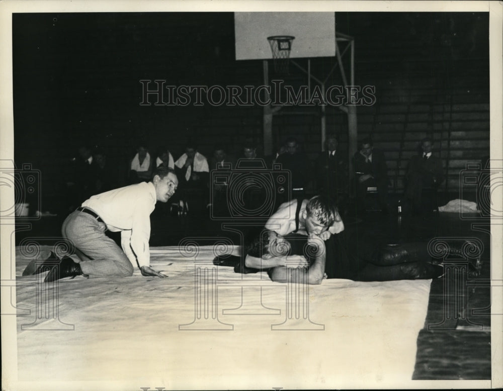 1935 Press Photo U of Pa Maurice Levin vs George Triede of Princeton wrestle - Historic Images