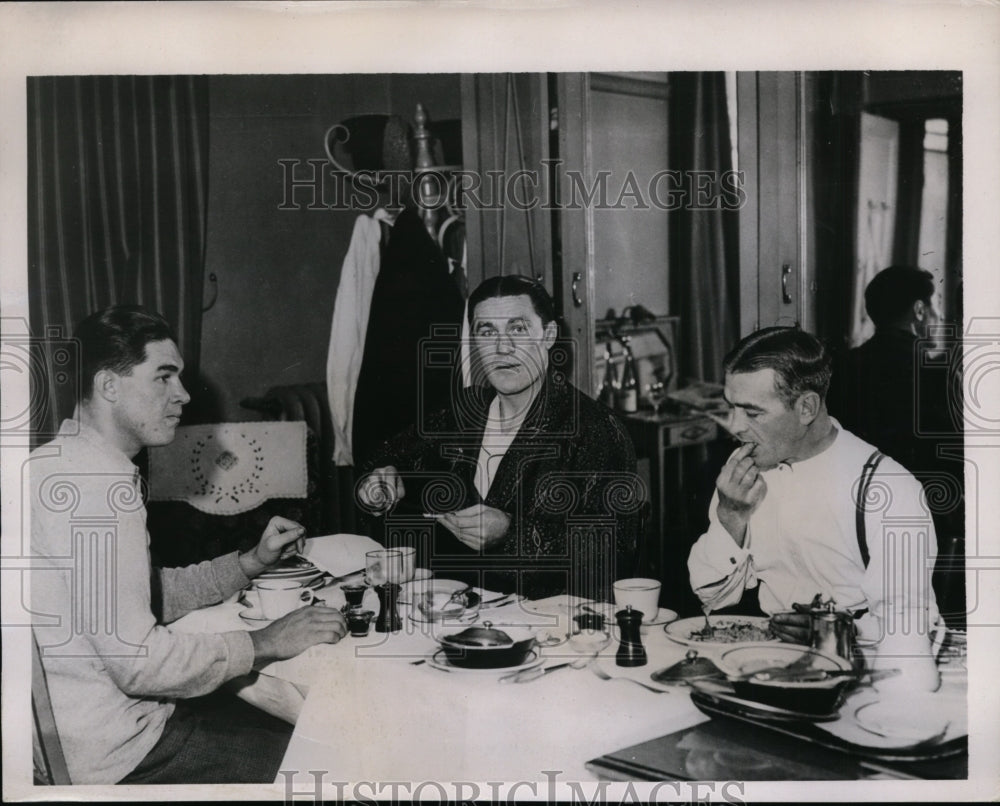 1935 Press Photo Tommy Loughran, Eddie Houghton & manager Joe Smith - nes36990 - Historic Images