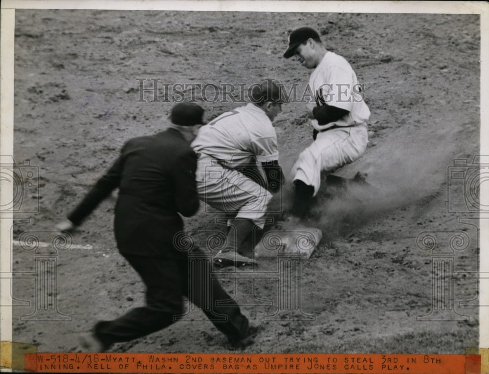 1944 Press Photo Senator Myatt out at 3rd vs Philadelphia's Kell - nes38013 - Historic Images