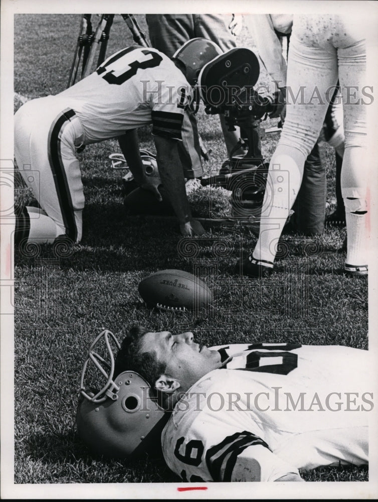 Press Photo Gene Hickerson, Frank Ryan at a football practice - nes38214 - Historic Images