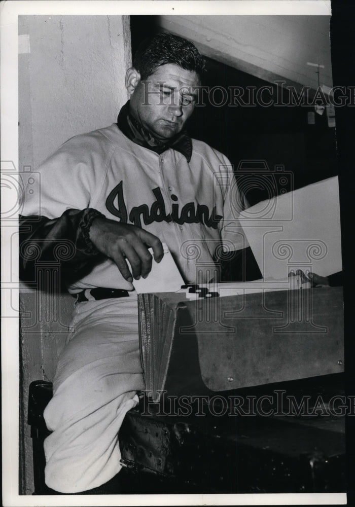 1957 Press Photo Early Wynn of the Cleveland Indians in the lockerroom - Historic Images