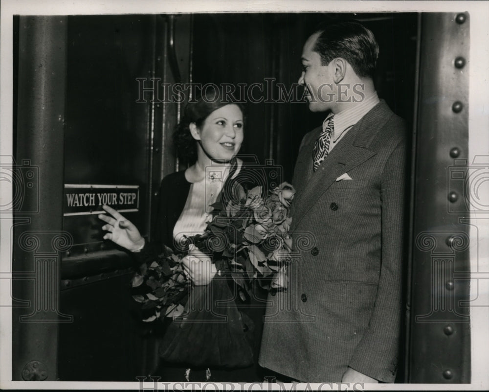 1938 Press Photo Mrs Barney Ross &amp; husband boxer Barney Ross on a train - Historic Images