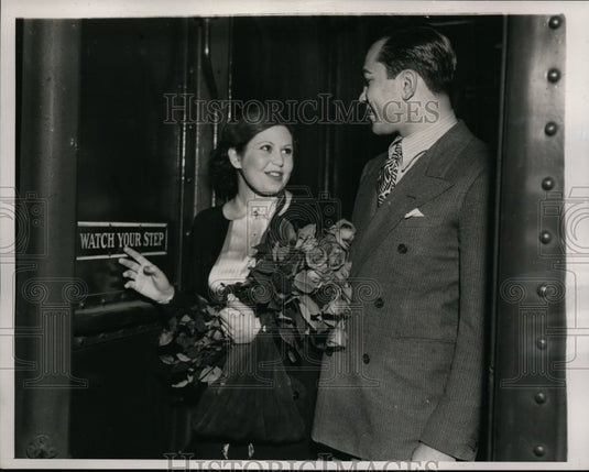 1938 Press Photo Mrs Barney Ross & husband boxer Barney Ross on a train - Historic Images