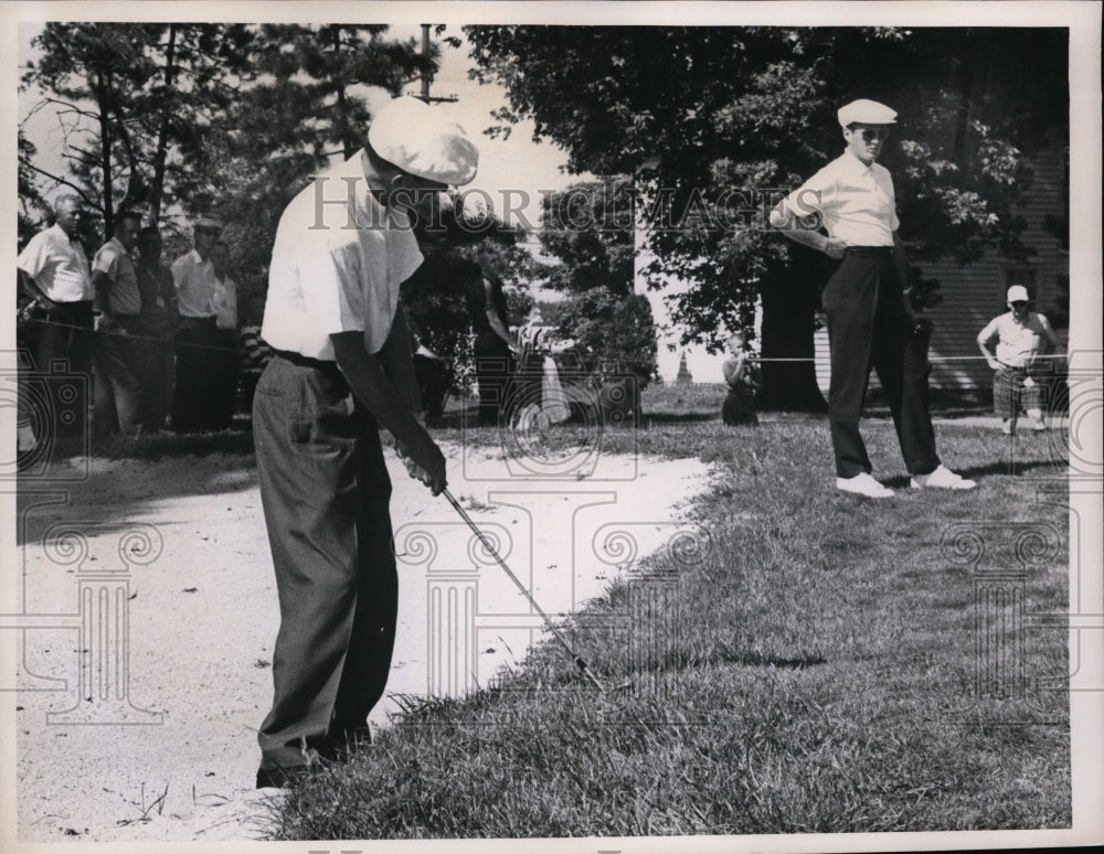 1961 Press Photo Bob Toshi chips from rough on golf hole number 11 - nes38350 - Historic Images