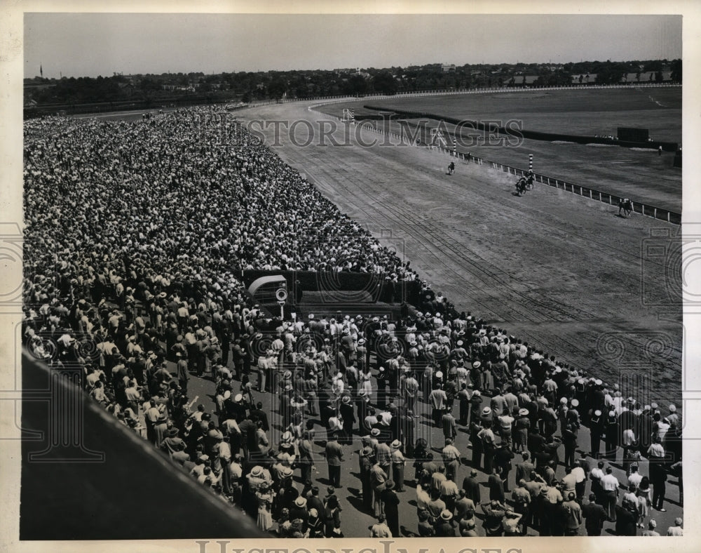 1944 Press Photo Record crowds at Jamaica track as T Atkinson wins on Jacbobay- Historic Images