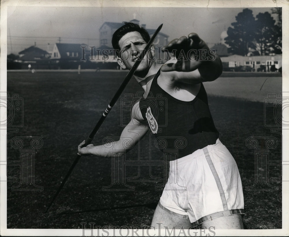 1955 Press Photo Bob Peoples javelin throw for University of Southern California - Historic Images