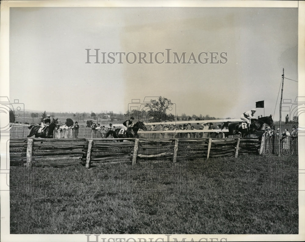 1936 Press Photo R Duffy on Fugitive,N Laing on Ghost Dancer at Va Gold Cup race - Historic Images