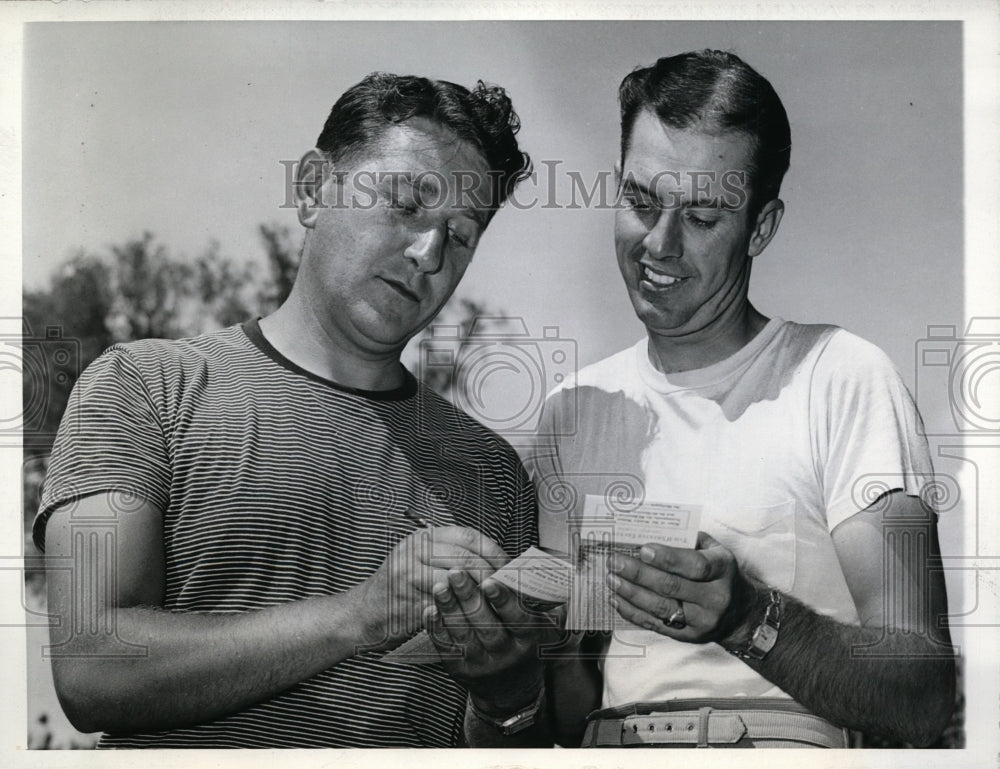 1943 Press Photo Willie Goggins &amp; Bob Cochrane in All American golf at Chicago - Historic Images