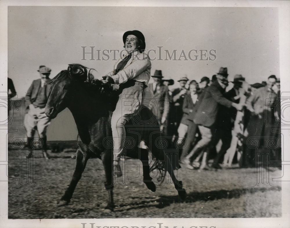 1935 Press Photo Woman rider at Dartmoor Devonshire England rodeo - nes38666 - Historic Images
