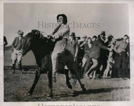 1935 Press Photo Woman rider at Dartmoor Devonshire England rodeo - nes38666 - Historic Images