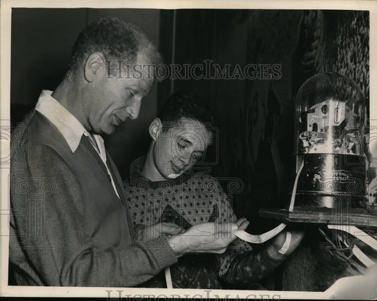 1948 Press Photo Bill Veeck & Billy Maloney in a wigwam tent sweat lodge - Historic Images