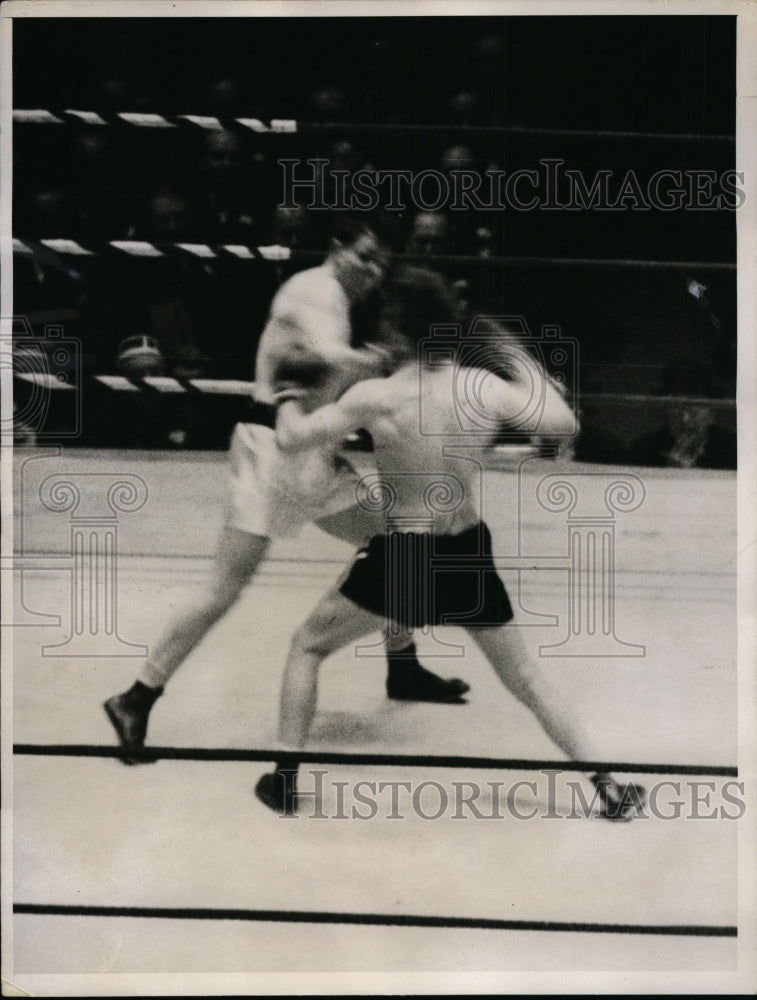 1936 Press Photo Herman West vs Phillip Ragozzino in Golden Gloves at NYC- Historic Images